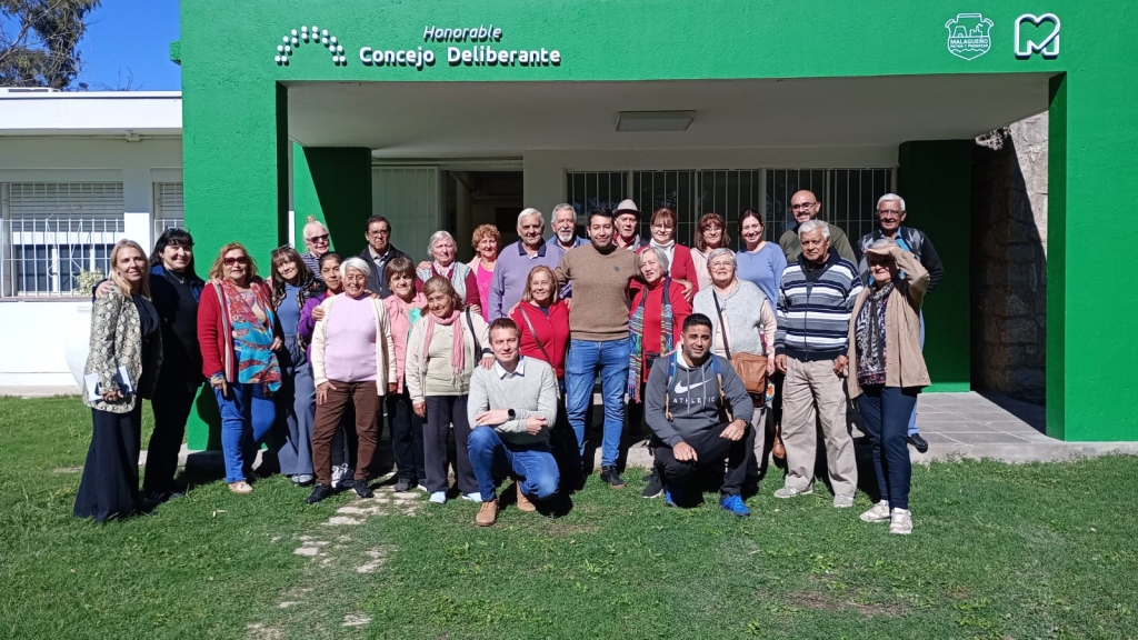 Integrangtes adultos mayores del Grupo Pasos de Malagueño con Concejales